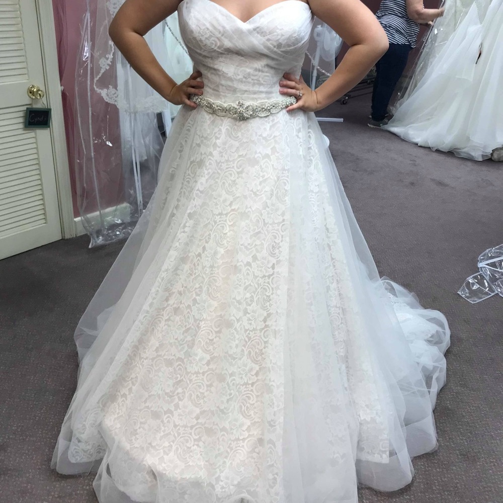 New wedding dress - Picture 2 of 4